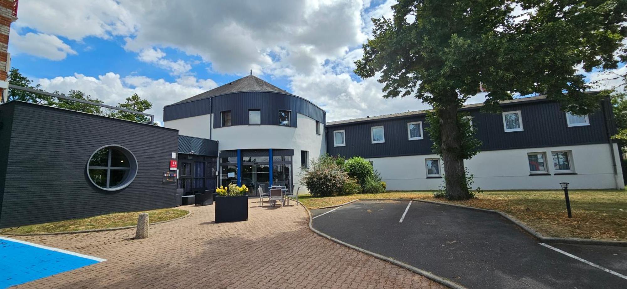 Hotel Le Circuit Le Mans Exterior foto